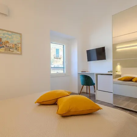 Corso Garibaldi 21 & *